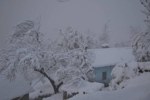 Dëborë 70 cm dhe rrëshqitje, në Dibër bllokohet dogana dhe fshatrat