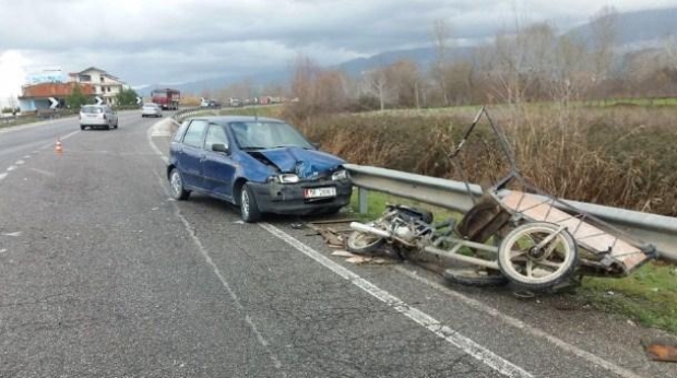 Aksident në aksin Fushë Krujë-Rinas/ Plagosen rëndë dy romë (FOTO)
