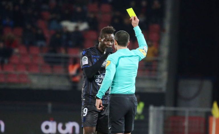 Balotelli u ankua për ofendime raciale, por gjyqtari e ndëshkoi me karton!!!