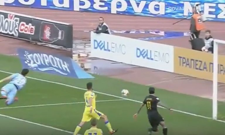 Video / E pabesueshme në Greqi, sulmuesi heq topin që po shkonte në rrjetë