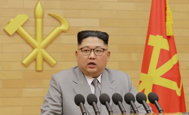 Koreja e Veriut mban paradë ushtarake para nisjes së Olimpiadës së madhe