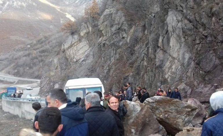 Shembet masivi shkëmbor mbi rrugën Kukës – Shishtavec/ RREZIKOHEN njerëz e mjete (FOTO)