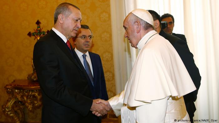 Audiencë te Papa: Dhuratë simbolike për Erdoganin