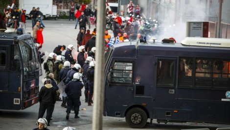 (FOTO-VIDEO) Tifozët përleshje me policinë, jashtë stadiumit bëhet nami