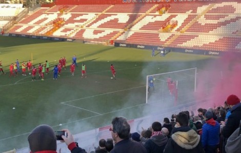 Katër muaj pa paguar futbollistët, një pornostare i vjen në ndihmë klubit italian