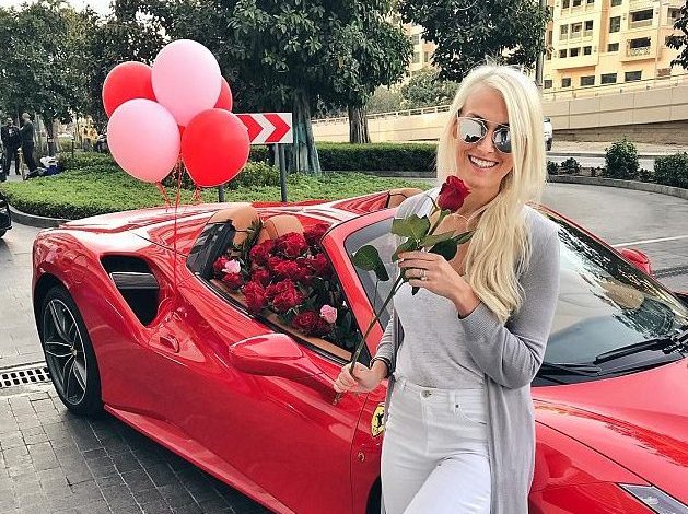 Ferrari superluksoz dhe 10000 trëndafila, bukuroshja bjonde merr dhuratën e jetës