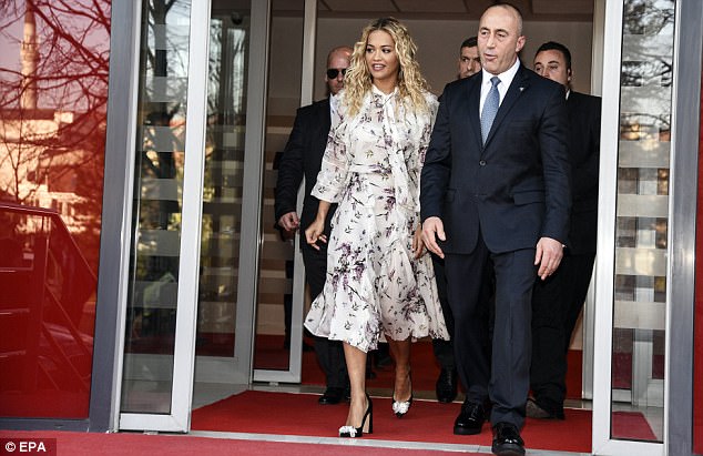 ‘Daily Mail’ shkruan për Rita Orën, por ngatërron Kosovën me…(FOTO)