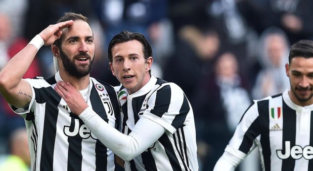 Allegri qetëson tifozët për Higuainin e Bernardeschin
