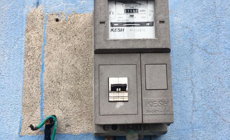 Rikthehen “prangat”/ Vidhnin energjinë elektrike, OSHEE procedon penalisht 155 abonentë