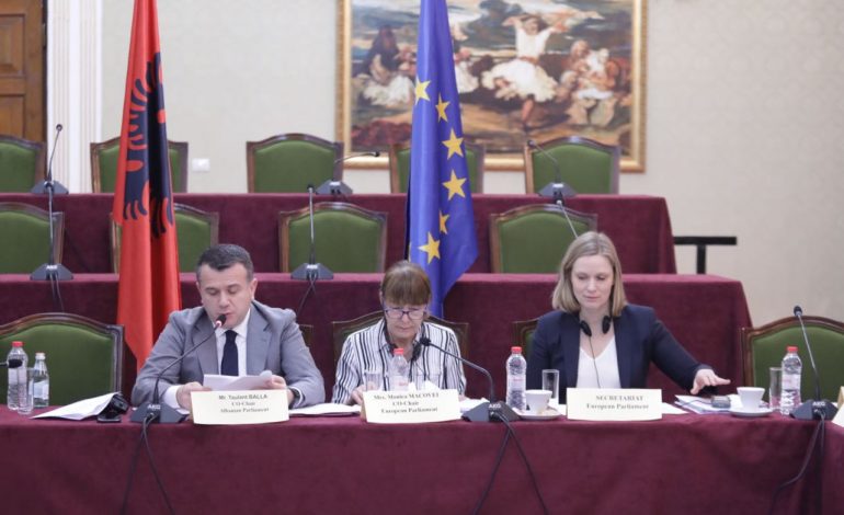 VIDEO/ Zyrtarja e BE mesazh të fortë politikanëve: Mos thoni “s’jemi i vetmi vend me korrupsion”, se…