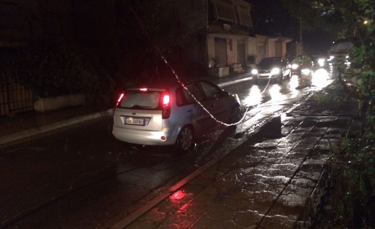 TIRANË/ Moti i keq rrëzon shtyllën elektrike. Banorët paralajmërojnë rrezikun por… (FOTO)