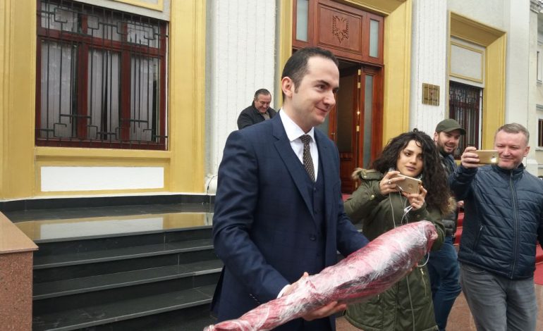 PLAS “PESHKU” NË KUVEND/ Deputeti Salianji pas gishtit të mesit, ironizon Ramën duke mbajtur…