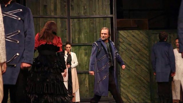 Incidenti gjatë shfaqjes teatrale: Aktori i famshëm shqiptar gjakoset në mes të skenës