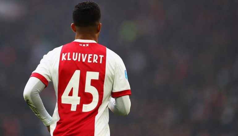 Barça vëzhgues në Holandë për Ajaxin, sytë edhe nga Kluivert