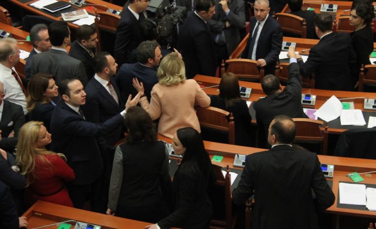 Deputetët e PD nuk ndalen, i bien tavolinave dhe brohorasin “HAJDUT, KRIMINEL” (FOTO)