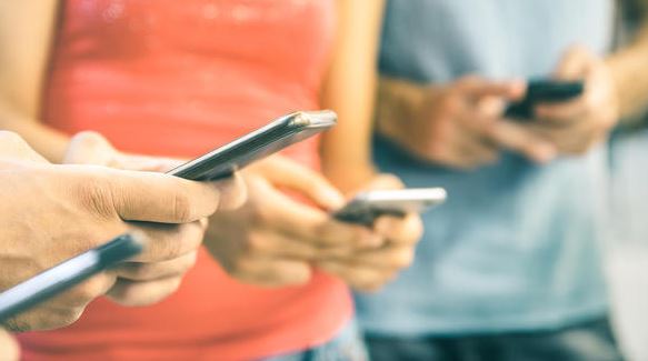 STUDIMI/ Shifra alarmante, 1 në 7 adoleshentë shpërndan mesazhe seksuale