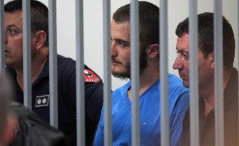 Vrasja e oficerit në Lazarat/ Nëna e të akuzuarit: Policia e Tahirit na mori edhe paratë