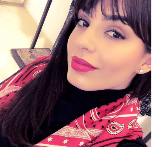 Armina Mevlani merr dhuratë nga një zonjë e moshuar: Të duhen për të zbukuruar…
