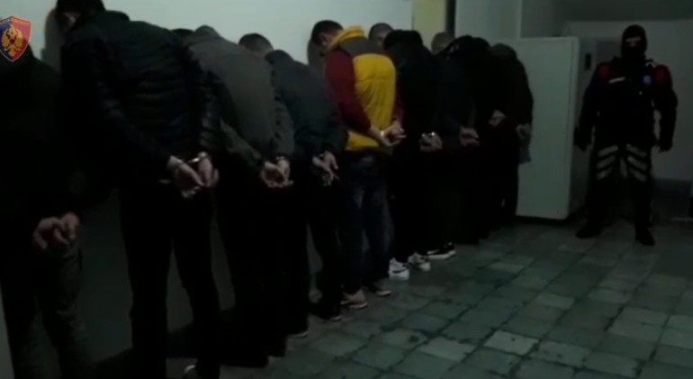 Të mbështetur pas murit, me pranga në duar/ Si u kapën anëtarët e BANDËS në Elbasan (VIDEO)