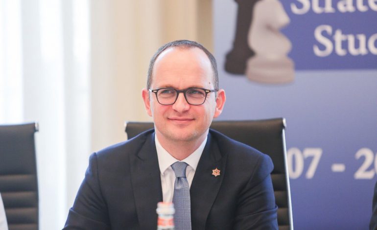Bushati vizitë zyrtare në Hollandë: Prioriteti ynë kombëtar është vetëm…