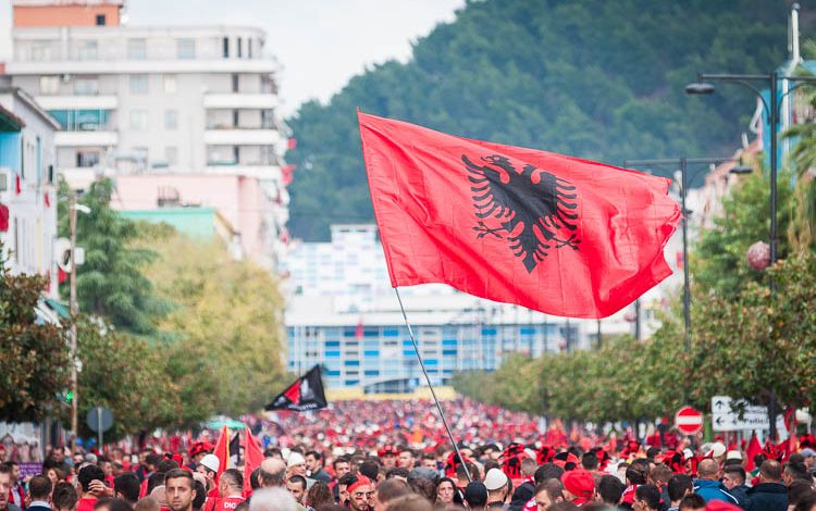 Media prestigjioze britanike: Drogë, mafie dhe vrasje. Zbuloni futbollin shqiptar!