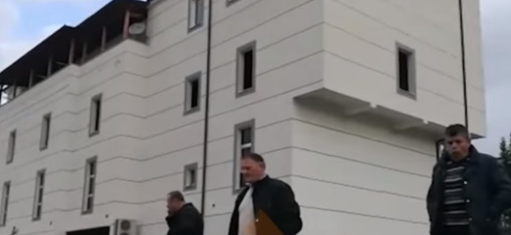 Video/ Moti i keq, rrezikohet shembja e disa godinave në Burrel