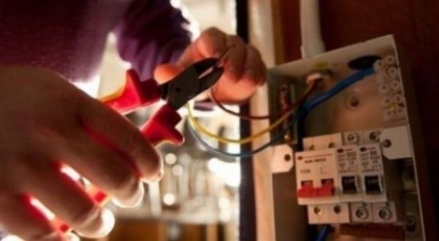 Hajdutët vjedhin telat e transformatorit. Fshati në Tiranë mbetet PA energji elektrike