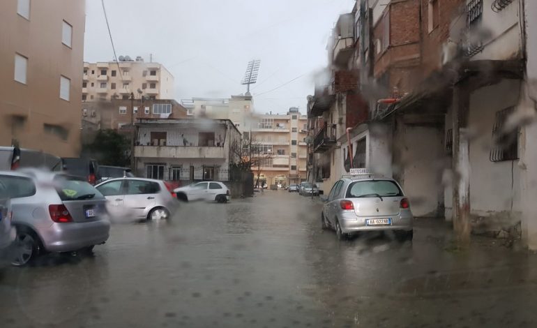 RESHJET E DENDURA/ Qyteti i VLORËS ‘nën ujë’. Si duken RRUGËT kryesore dhe KALUESHMËRIA