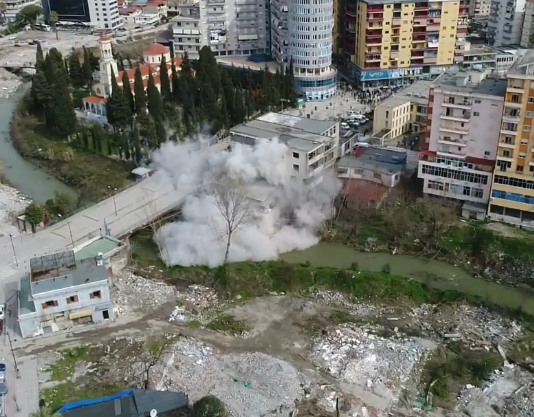 NDËRTIMET PA LEJE/ Me 5 kg eksploziv IKMT hedh në erë ndërtesa 5-katëshe në Fier (VIDEO)