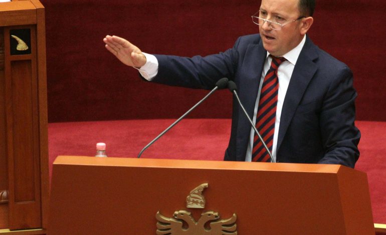 POLITIKA SI AKT/ Dritëhijet e gjurmëve të vogla të një politikani që iku në kohën e duhur