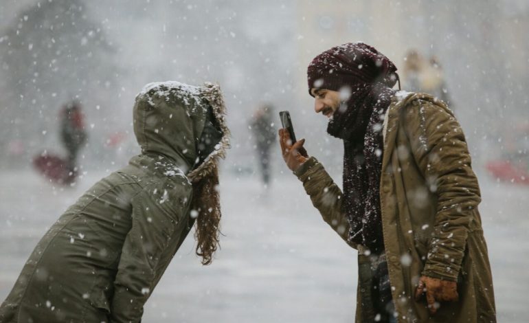 Fotot/ Tirana “vesh” petkun e bardhë të borës