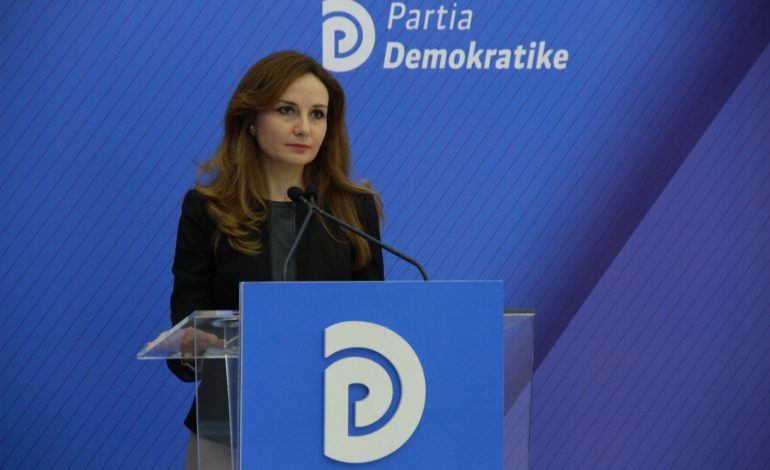 Deputetja e PD, pyet Ahmetajn: A po mbyllen bizneset në Shqipëri?