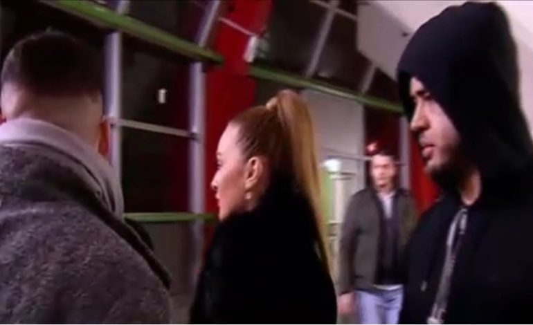 Noizy shoqëron kickboxer-in e famshëm shqiptar në ring (FOTO)