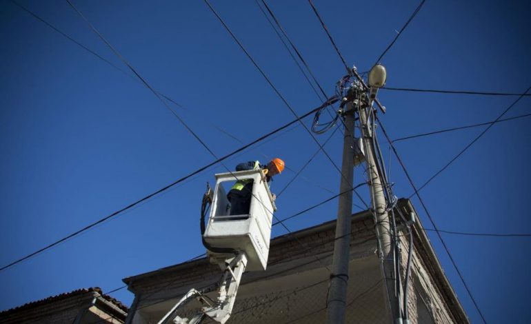 E FUNDIT/ Zjarr brenda një kabine elektrike në Tiranë. Humb jetën një person