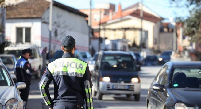 I kërkuari për plagosje u kap si në filma aksion, por ja çfarë kishte bërë gjatë ndjekjes policore