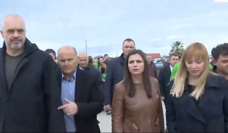 Rama pritet me duartrokitje në Kutalli të Beratit, ja çfarë thotë për subvencionet e fermerëve