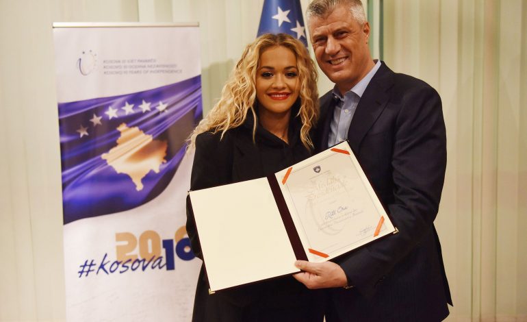 Thaçi dekoron Rita Orën me Medaljen PRESIDENCIALE JUBILARE: Imazh i Kosovës kudo në botë