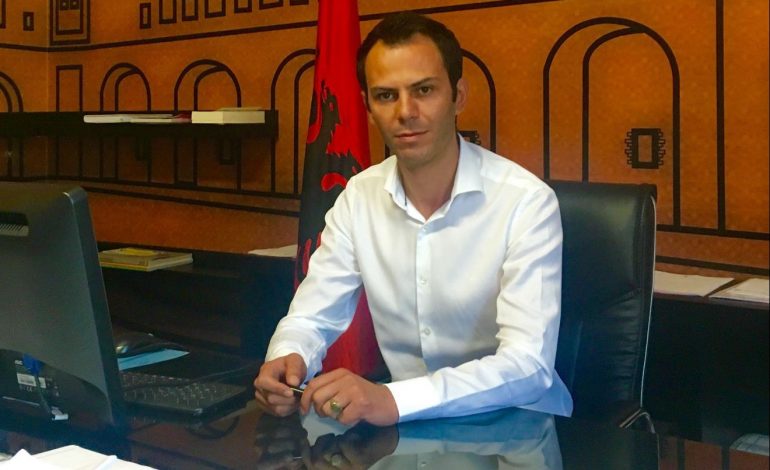 Pronat e bregdetit hanë koka pushtetarësh/ Beqir Nuredini, Kryetari i Bashkisë Rrogozhinë, nën akuzë