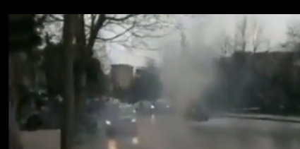 LAJMI FUNDIT/ Makina përfshihet nga flakët në ecje, panik tek rruga e Elbasanit (FOTO+VIDEO)