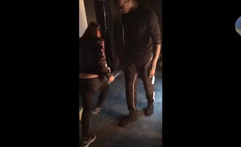 VIDEO/ Kjo vajzë ia kalon Balotellit topin mes këmbëve, reagimi i sulmuesit pas turpërimit