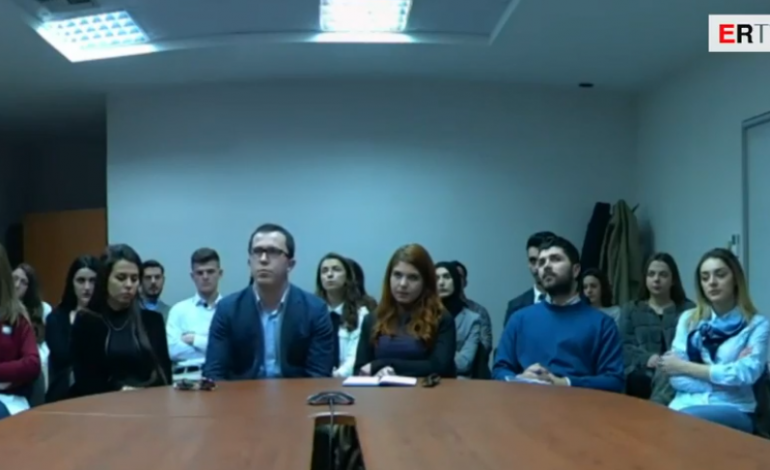 LIVE/ Ministri Bushati interpelancë me studentët e ekselencës: Në interesin TONË që Greqia të mbështesë integrimin