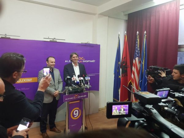 Gazetari i kërkon që konferenca të transmetohet në maqedonisht, ja si i përgjigjet politikani shqiptar