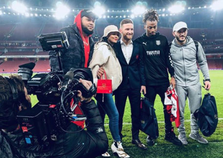 (FOTO) Mustafi pozon krahas këngëtares: Faleminderit Rihanna për duartrokitjet