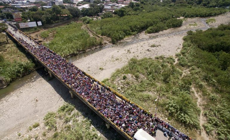 Krizë në Venezuelë, qytetarët vërshojnë drejt Kolumbisë për t’i shpëtuar urisë dhe krimit