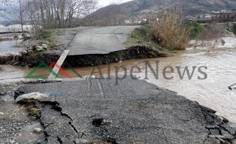 MOTI I KEQ/ Dalja e lumit Shkumbin nga shtrati bllokon banorët e fshatit Grykësh në Peqin (FOTO)