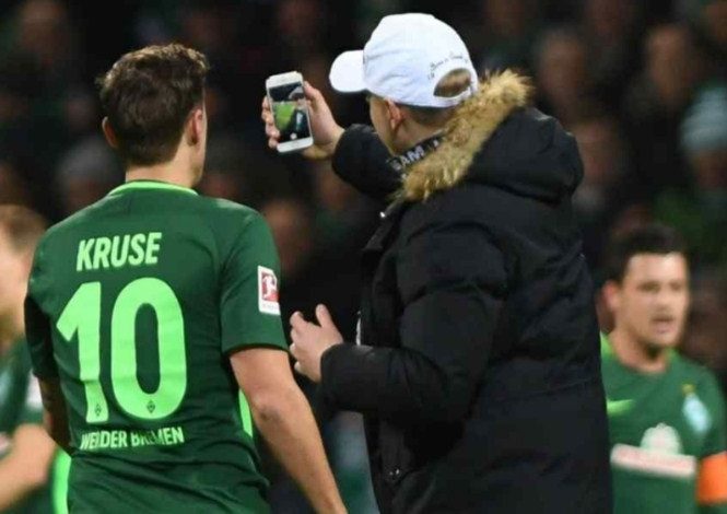(VIDEO) Tifozi i Werder Bremen hyn në fushë për selfie, reagimi i lojtarit habit