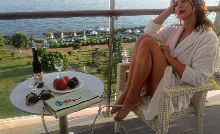Vetëm me peshqir shijon ëmbëlsirën, lëpin gishtat dhe për pak i del ‘zogu’ (FOTO)