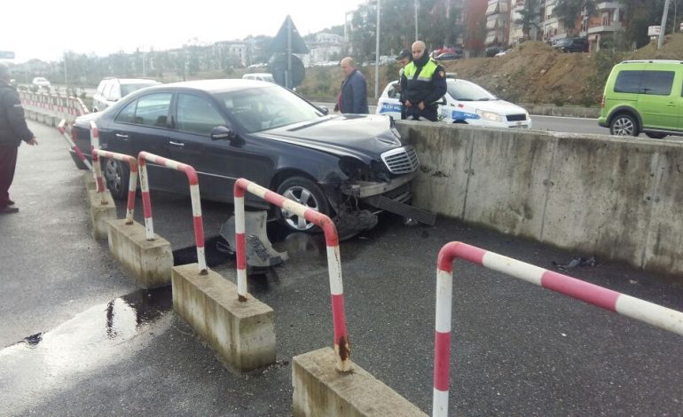 FOTOT/ Aksident te Liqeni, makina bëhet copë, përplaset me trafikndarësen