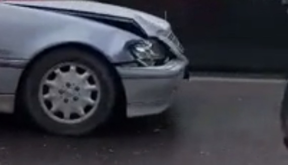 E FUNDIT/ Aksident i rëndë në Durrës, makina përmbyset në autostradë (FOTO)