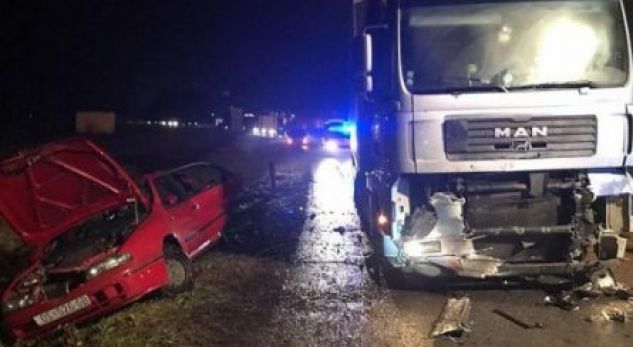 Trafik i rënduar në rrugën Tiranë-Elbasan/ Shkak përplasja e një makine me një kamion